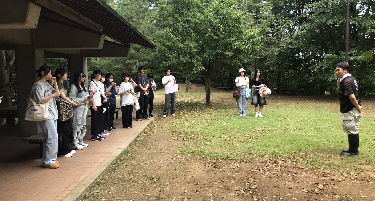 動物園で話を聞く様子
