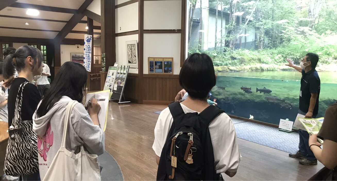 動物園で話を聞く様子