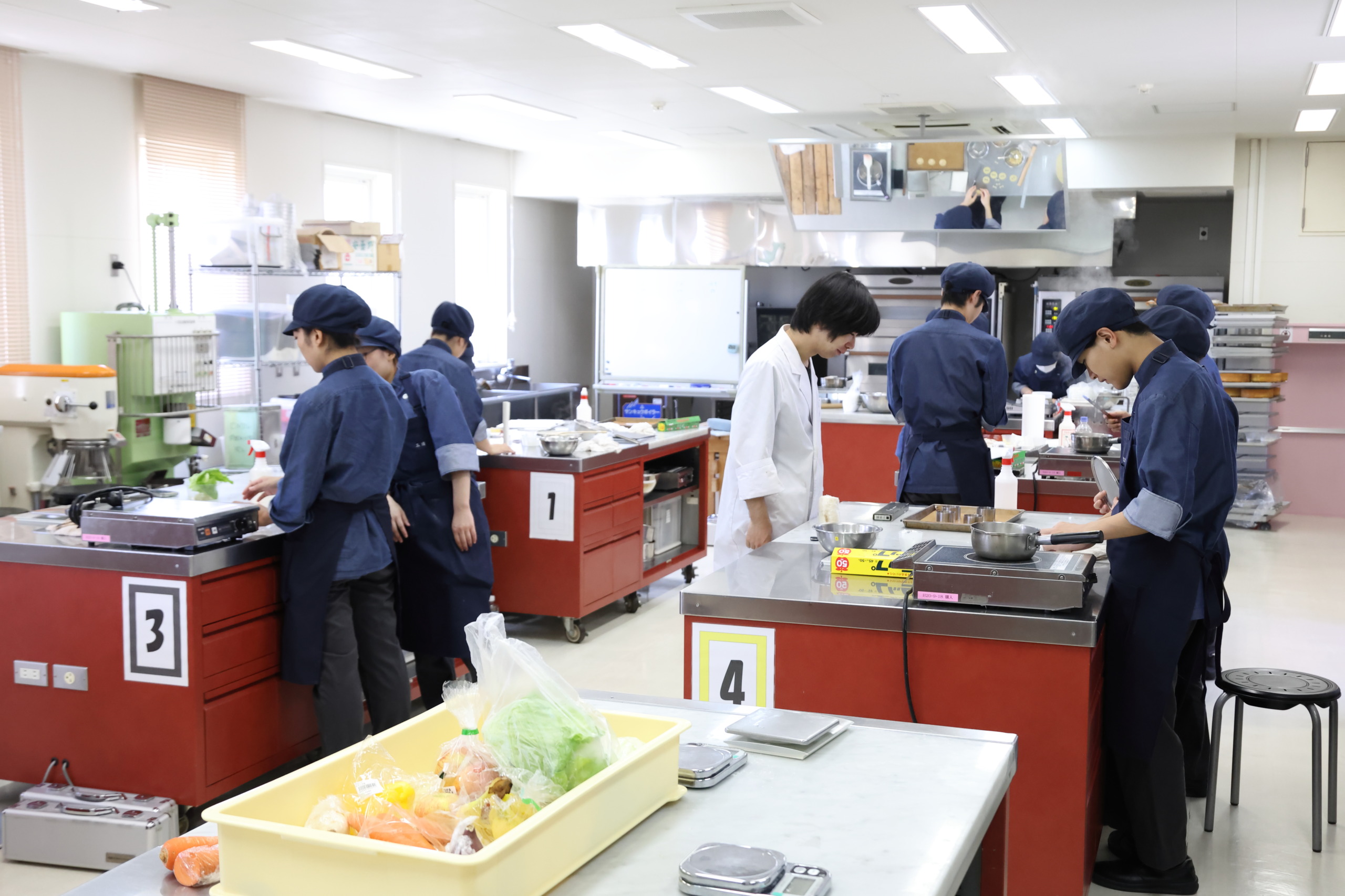 ペットビュッフェ食品を製造している様子の画像