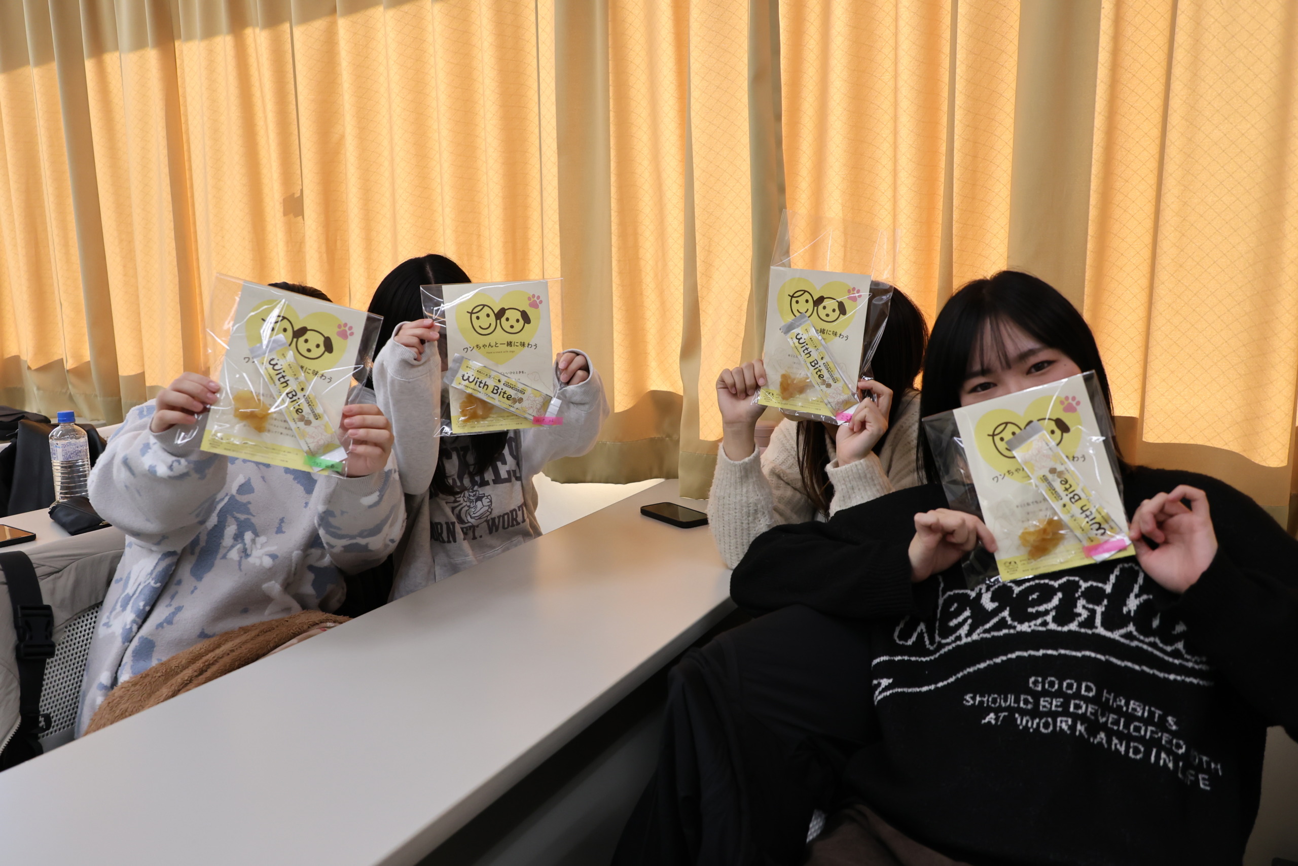 With Bite 完成商品に喜ぶ学生たち