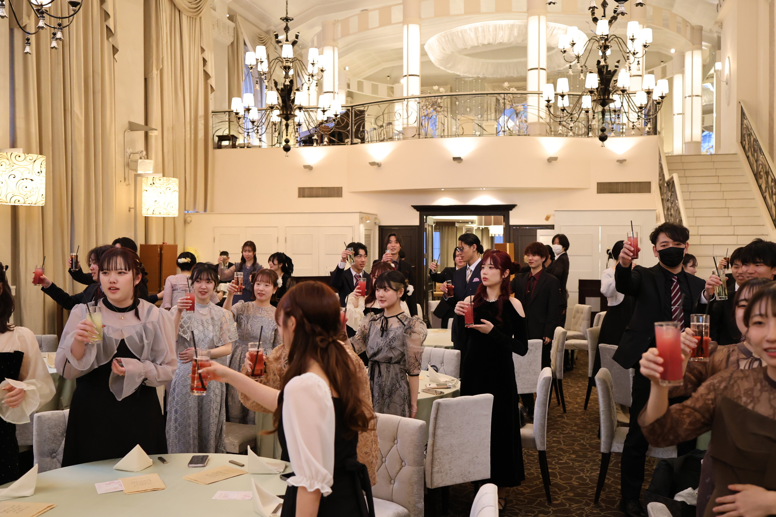 謝恩会で乾杯する卒業生たち