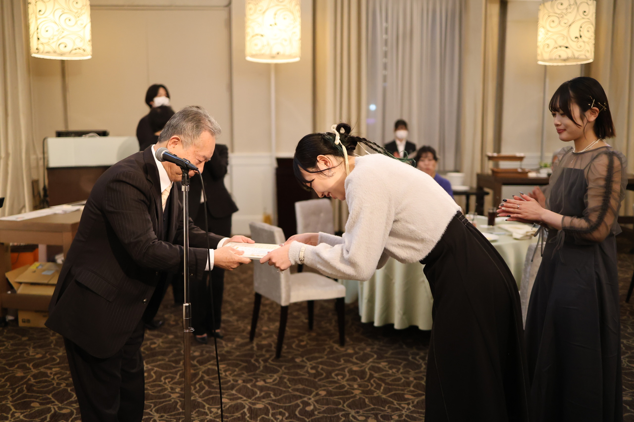 各種表彰を受賞する卒業生たち