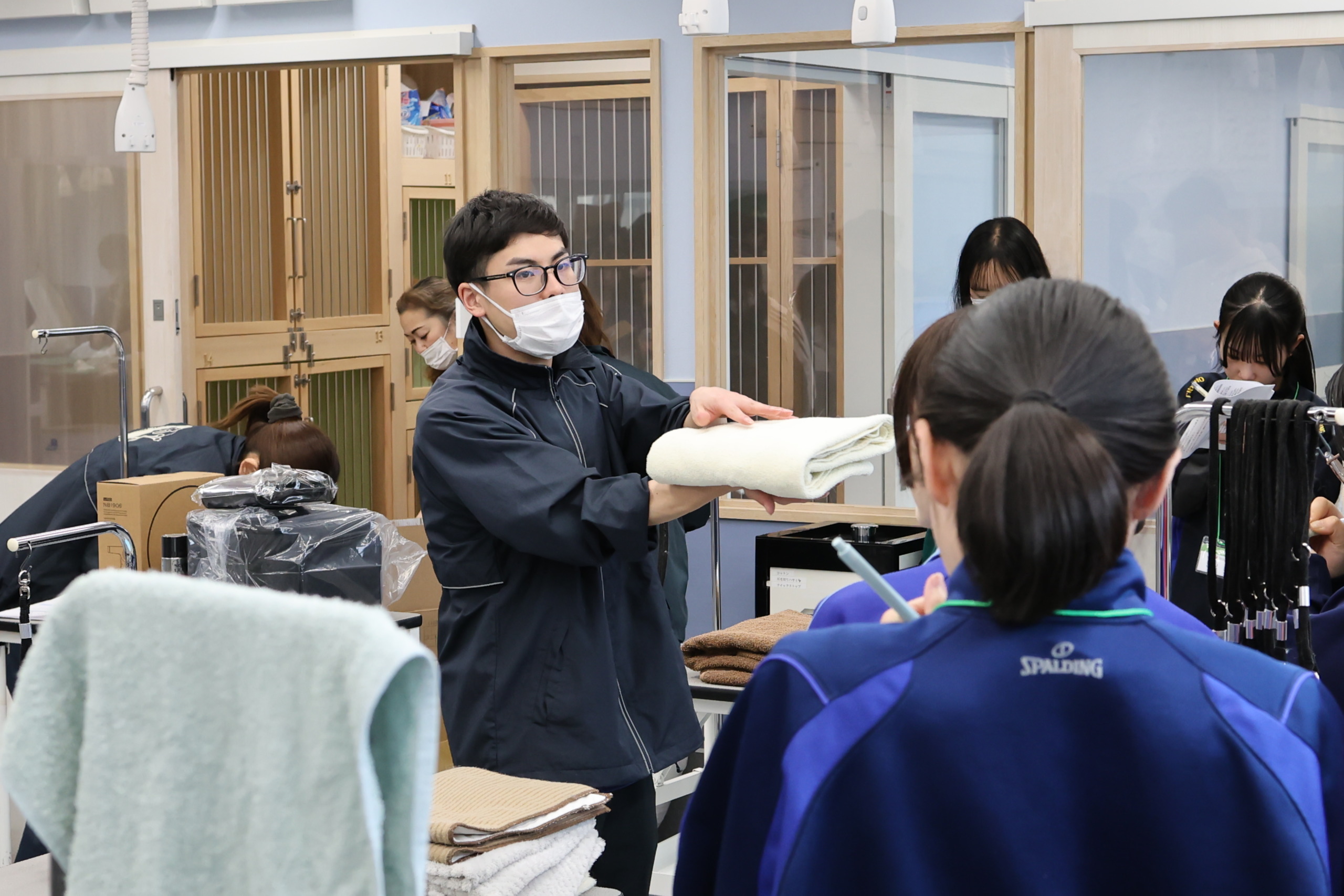 教員の説明を真剣に聞く学生たち_1