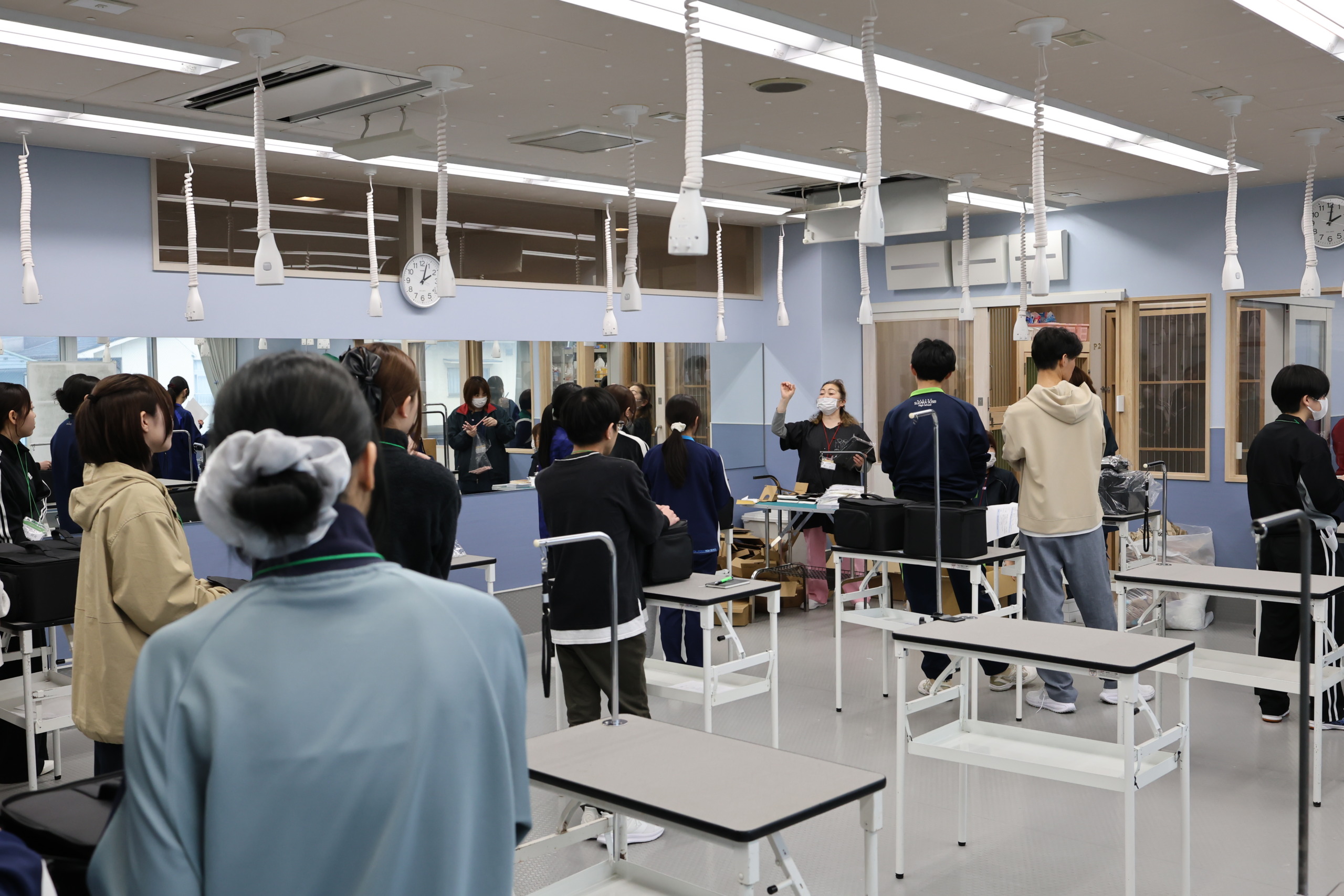 教員の説明を真剣に聞く学生たち_2