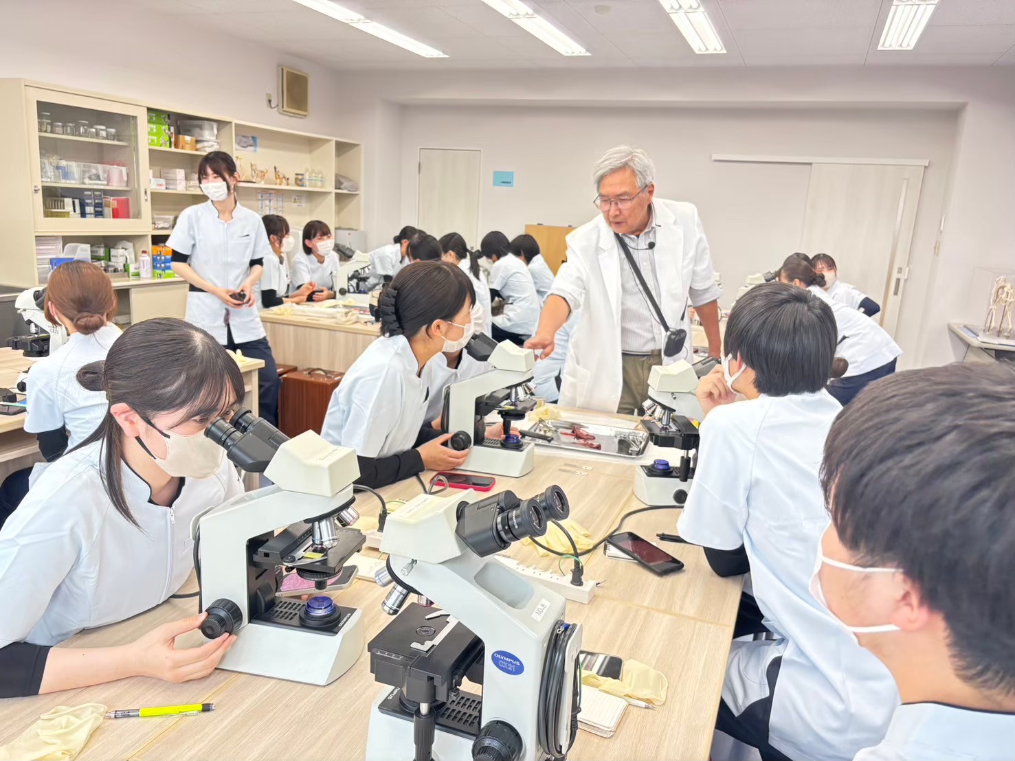 教員が学生に指導している様子
