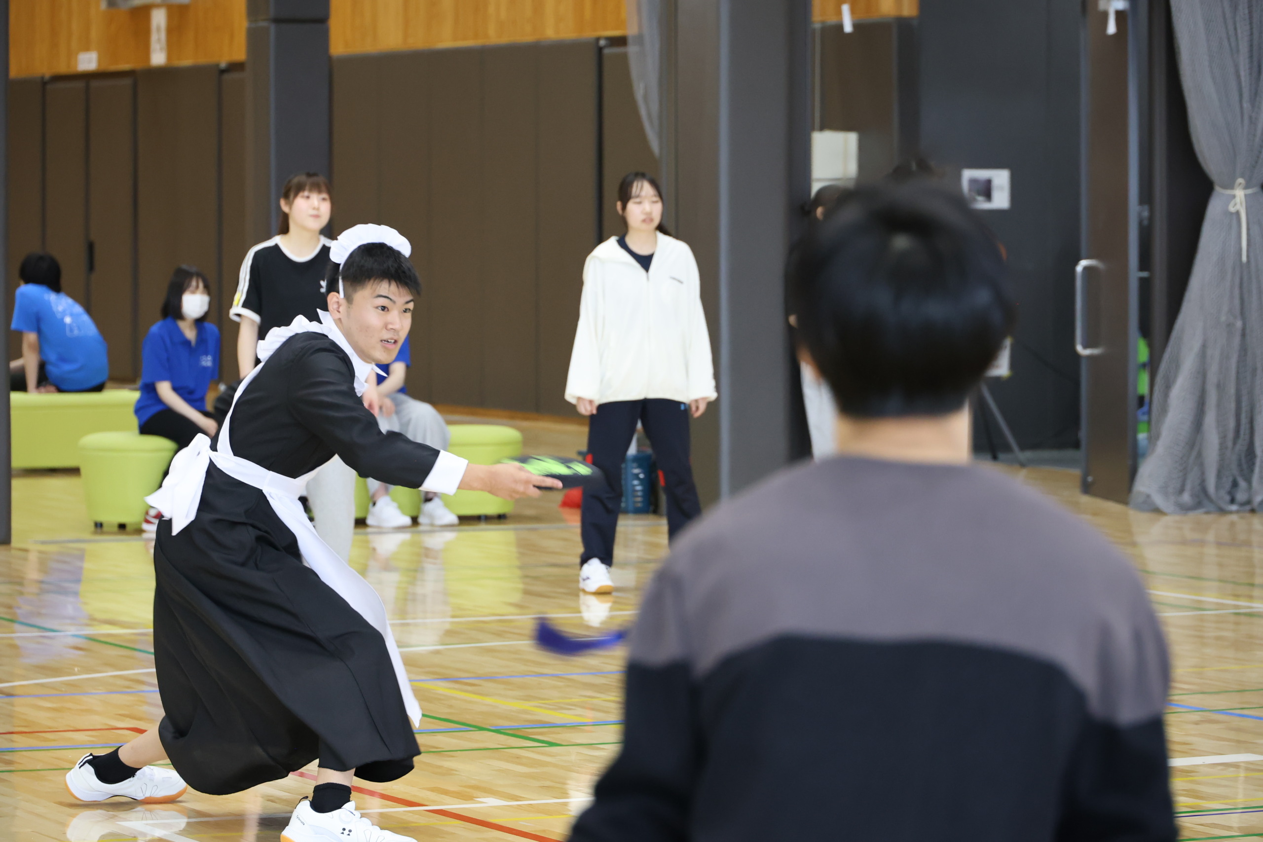 ドッチビーを楽しむ学生