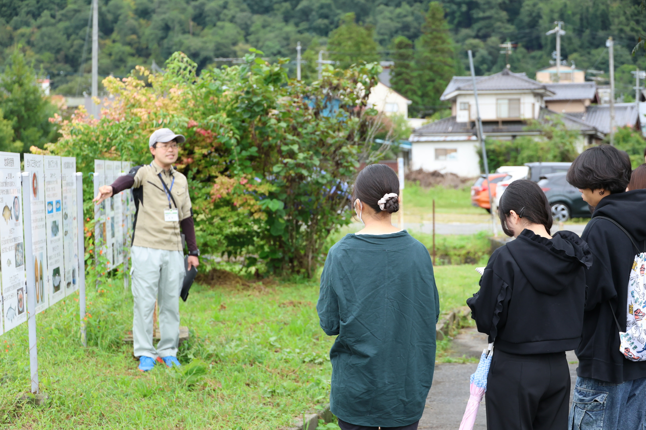 長野県水産試験場職員の説明を聞く学生