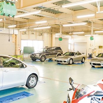 自動車整備学科実習室①