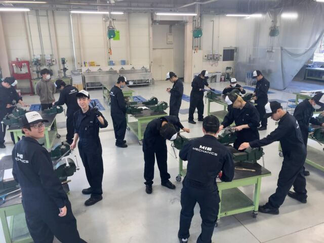\(°▽°)/
1年生、実習デビュー！

1年生は新しいツナギに身を包み、初の実習授業に挑戦！

鉄の丸棒を基準の寸法に切断・研削し、工具を作ります。

色々な工具や測定機器の使い方を学びます！

#松本情報工科専門学校
#MIE
#未来学舎
#松本市
#専門学校
#松本情報
#自動車整備学科
#自動車整備士
#メカニック 
#20期生
#手仕上げ工作
#カリキュラムが変わっても
#この授業は外せない
#己の中の弱さを削り落とし
#己の中の強さに磨きを掛ける
#やるしかねぇ