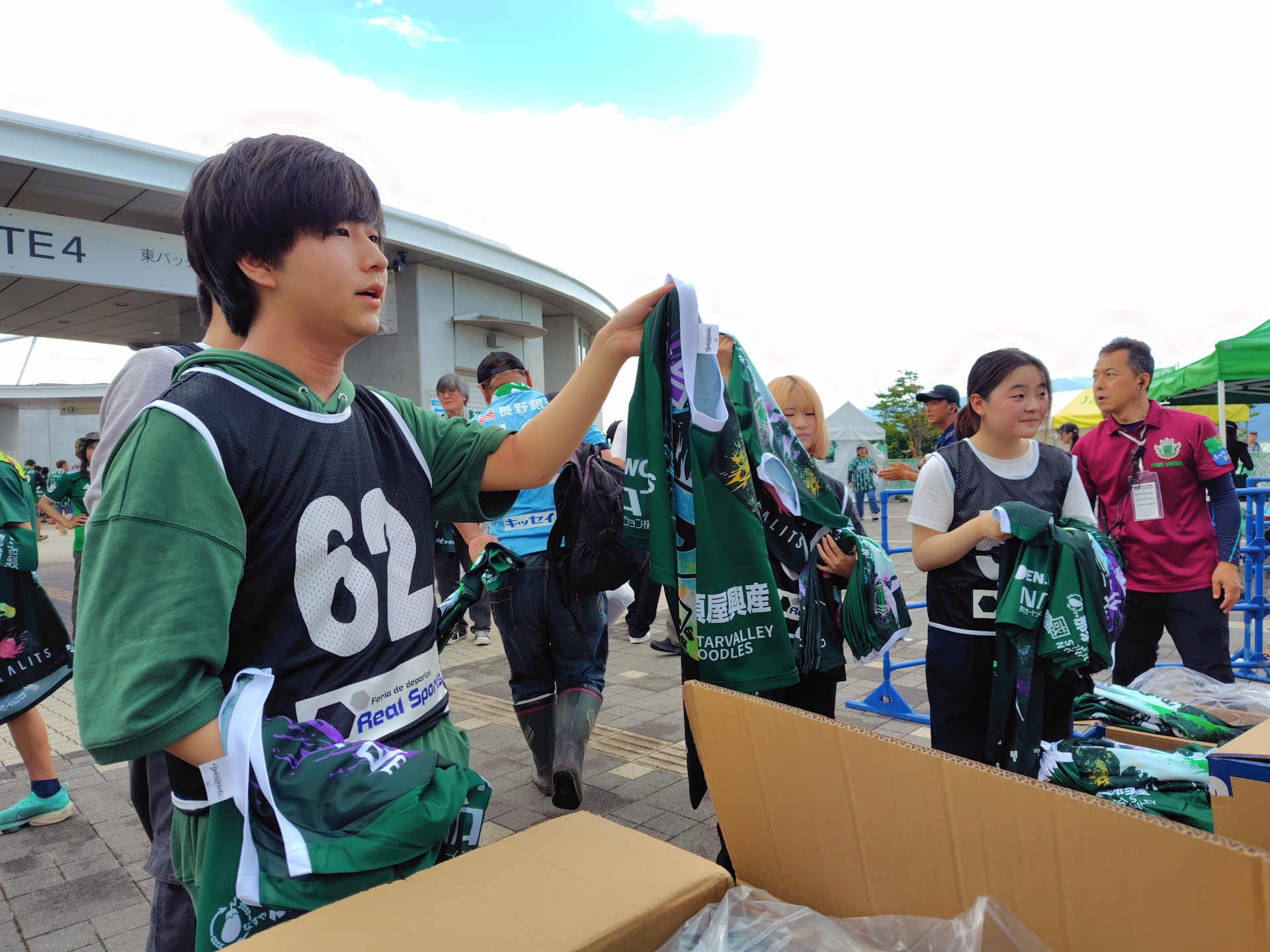 いよいよ試合当日！学生たちでコラボTシャツを配布しました！